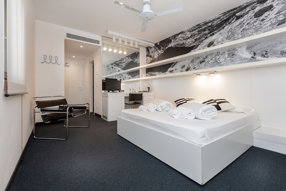 Santoni Freestyle Hotel 19/69