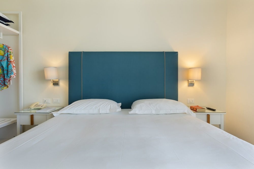 غرفة بسرير مزدوج بإطلالة على البحر بشرفة، Hotel Regina Sorrento 10/10