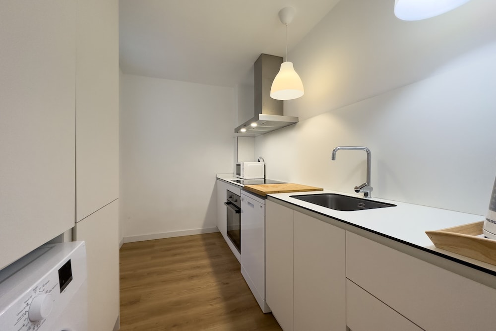 4 Bedrooms, Family, Apartment, 4 Beds, 2 Double Beds, 2 Bathrooms، Animapartments Sants 6/7