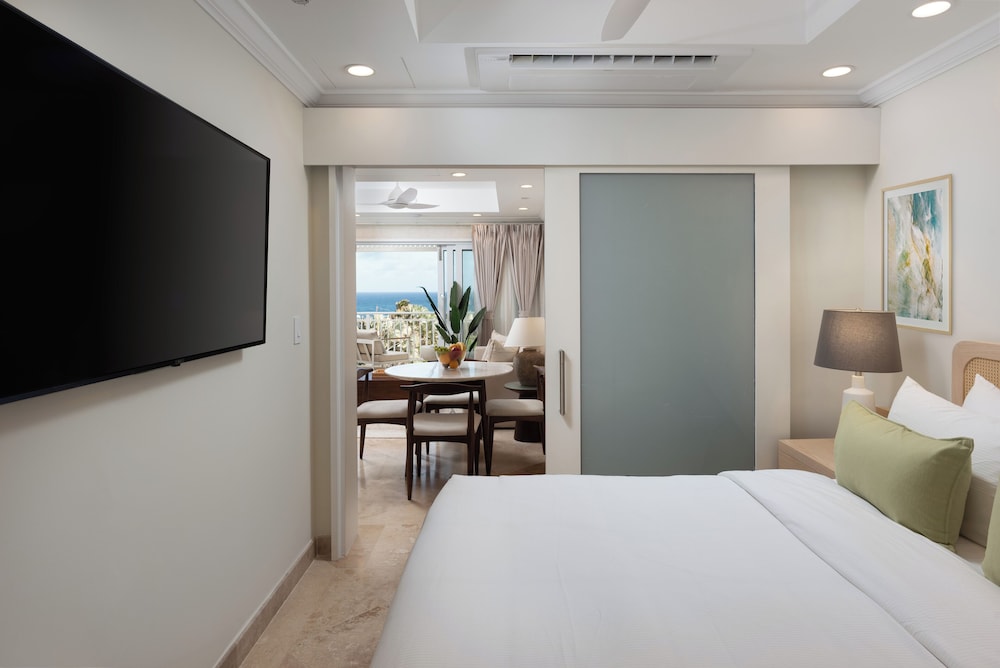 Junior Suite, Studio, Queen Bed, Partial Ocean View