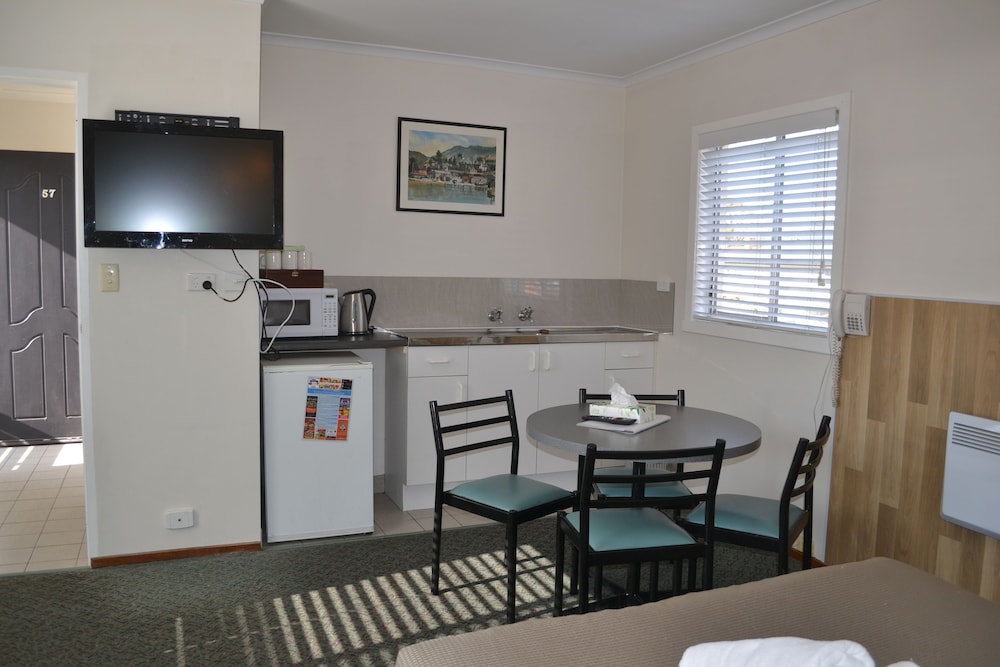 HOBART TOWER MOTEL 34/43