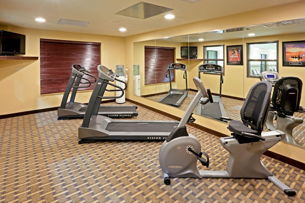 Holiday Inn Express & Suites Syracuse North - Airport Area 34/68