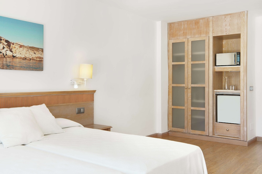 Iberostar Waves Club Cala Barca 14/50