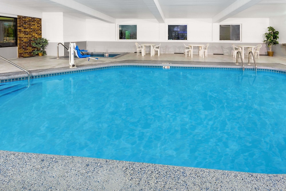 Days Inn by Wyndham Fond du Lac 3/27