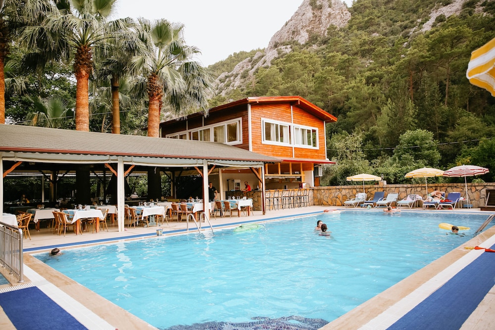 Canada Hotel & Bungalows 3/50