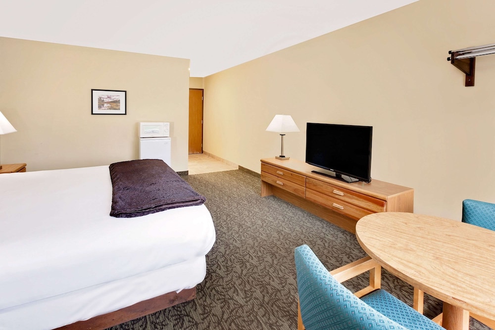 Days Inn By Wyndham Cadillac 14/39