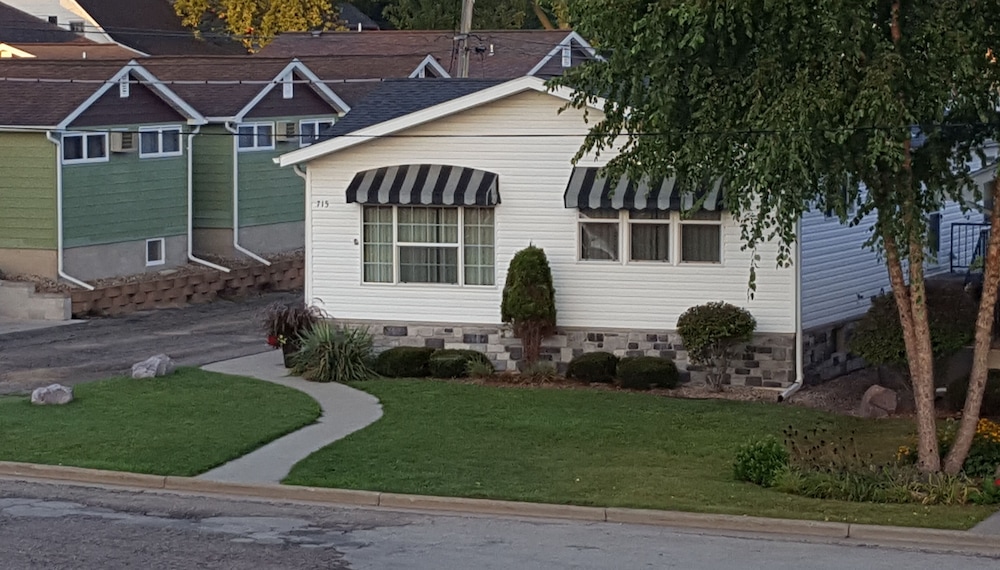 Black Hawk Motel 40/50
