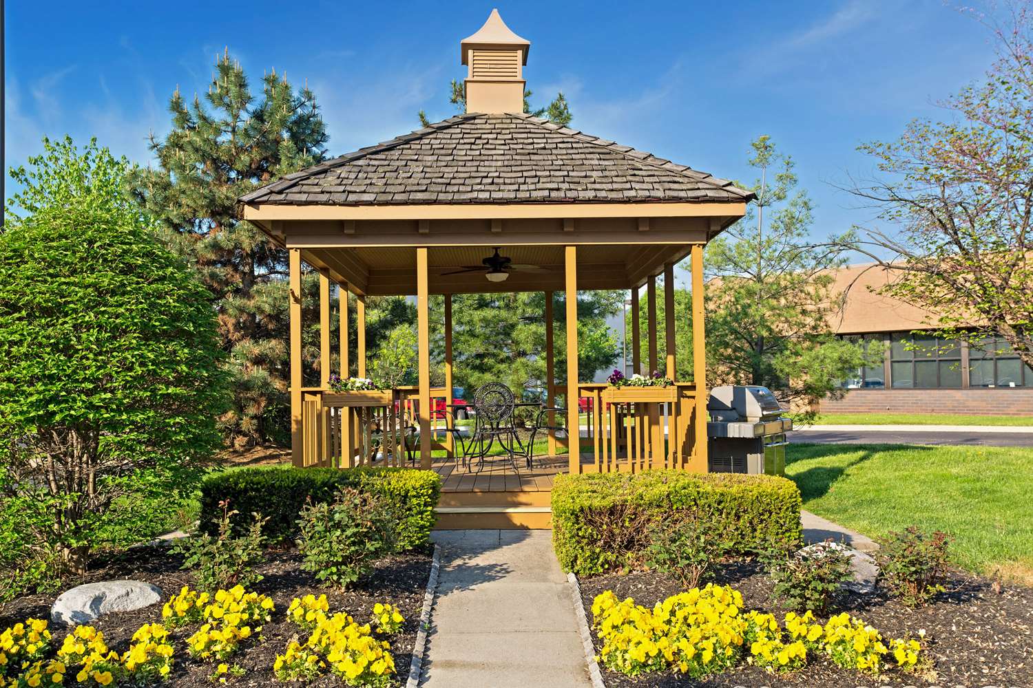 MainStay Suites Cincinnati Blue Ash 20/20