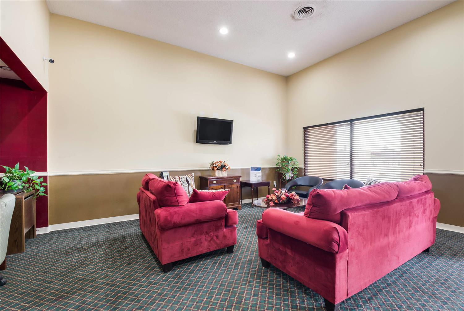 Econo Lodge Inn & Suites Knoxville East 14/25
