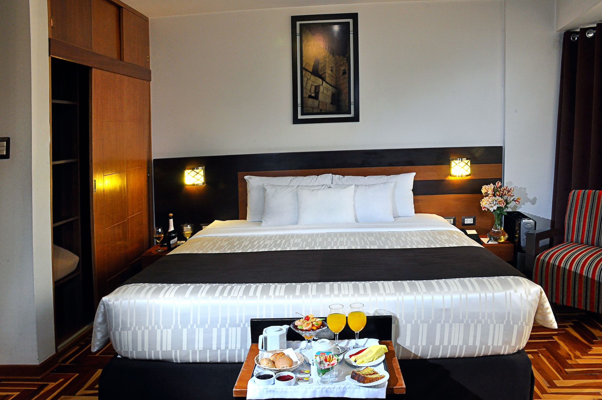 STANDARD, QUEEN BED, CITY VIEW