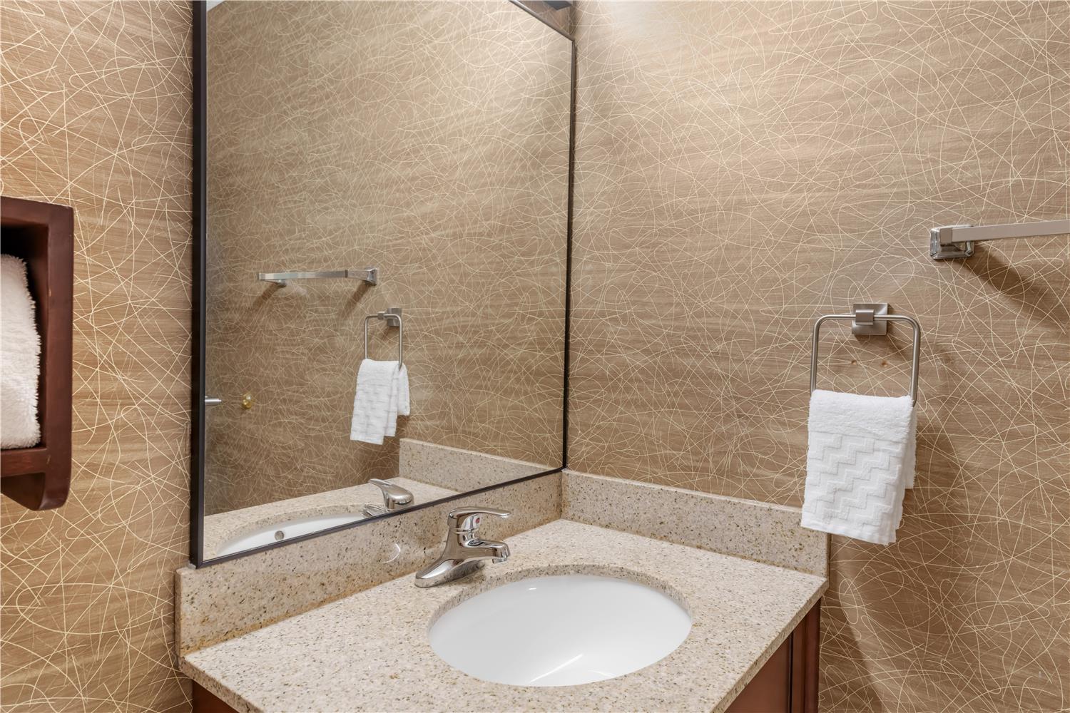 غرفة بسرير كينج مع أريكة، Best Western Fairmont 3/3