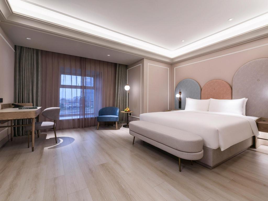 PRIVILEGE, KING BED