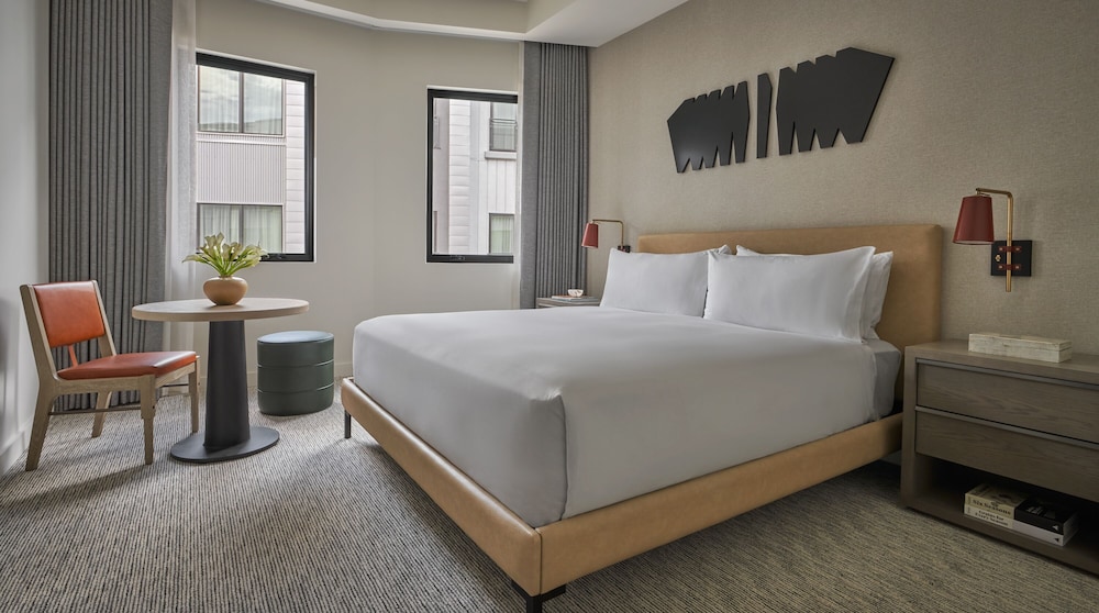 RESORT, KING BED