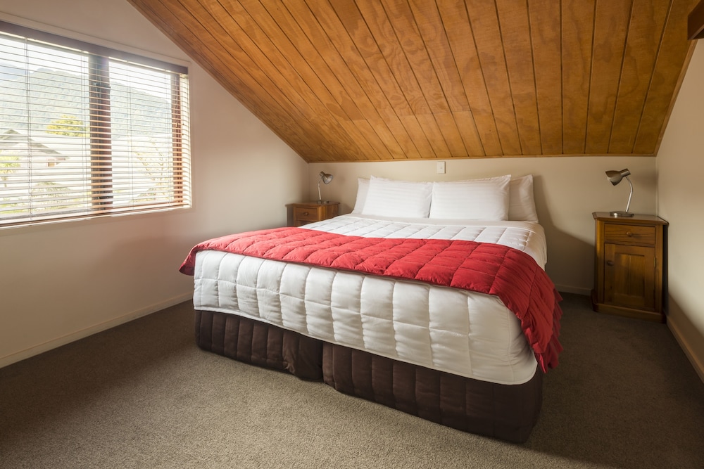 2 Bedrooms, Villa, 1 Queen and 3 Single Beds, Queen Bed