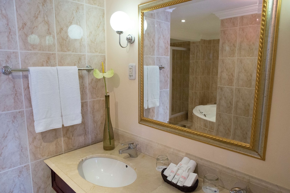 RADISSON BLU LE VENDOME-CAPE TOWN 27/33