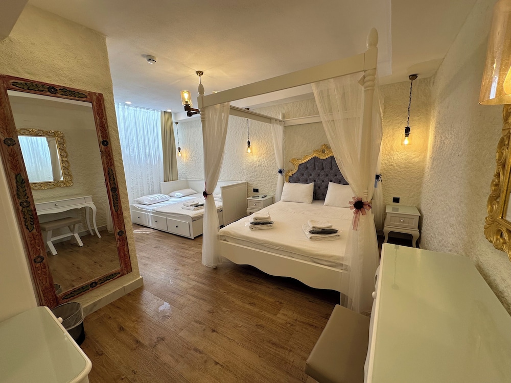 غرفة رباعية بسرير مزدوج مع أريكة، Alacati Grand Eldoris Otel 6/9