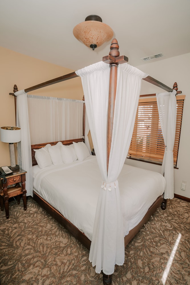 Deluxe, Murphy Bed, Queen Bed