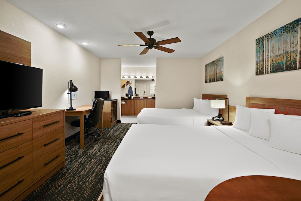 جناح استوديو بسريرين كوين، La Fuente Inn Suites 3/6