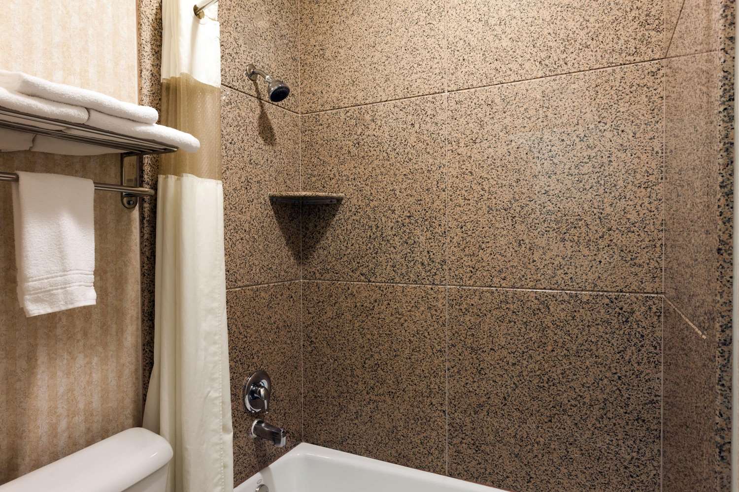 Howard Johnson by Wyndham Pico Rivera Hotel & Suites 25/26