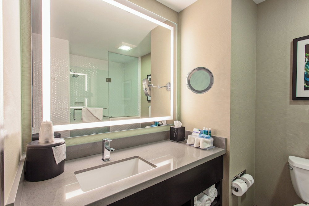 غرفة قياسية بسريرين كوين بإطلالة على المدينة، Holiday Inn Express Hollywood Walk of Fame An Ihg Hotel 5/8