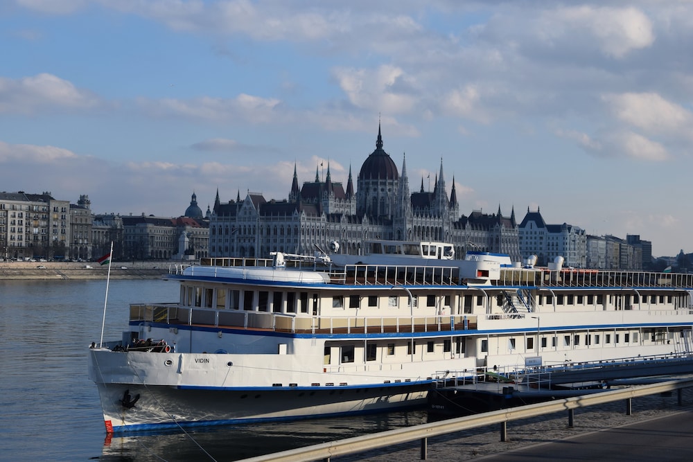 Grand Jules Boat Hotel 29/33