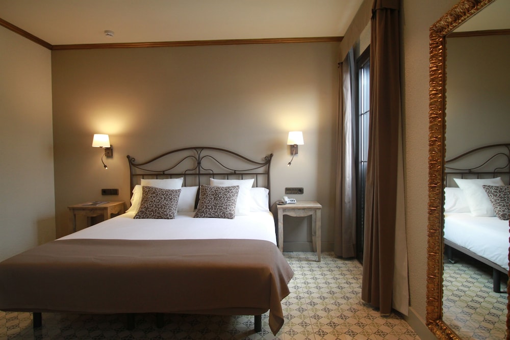 ROOM, DOUBLE BED, PLAZA VIEW