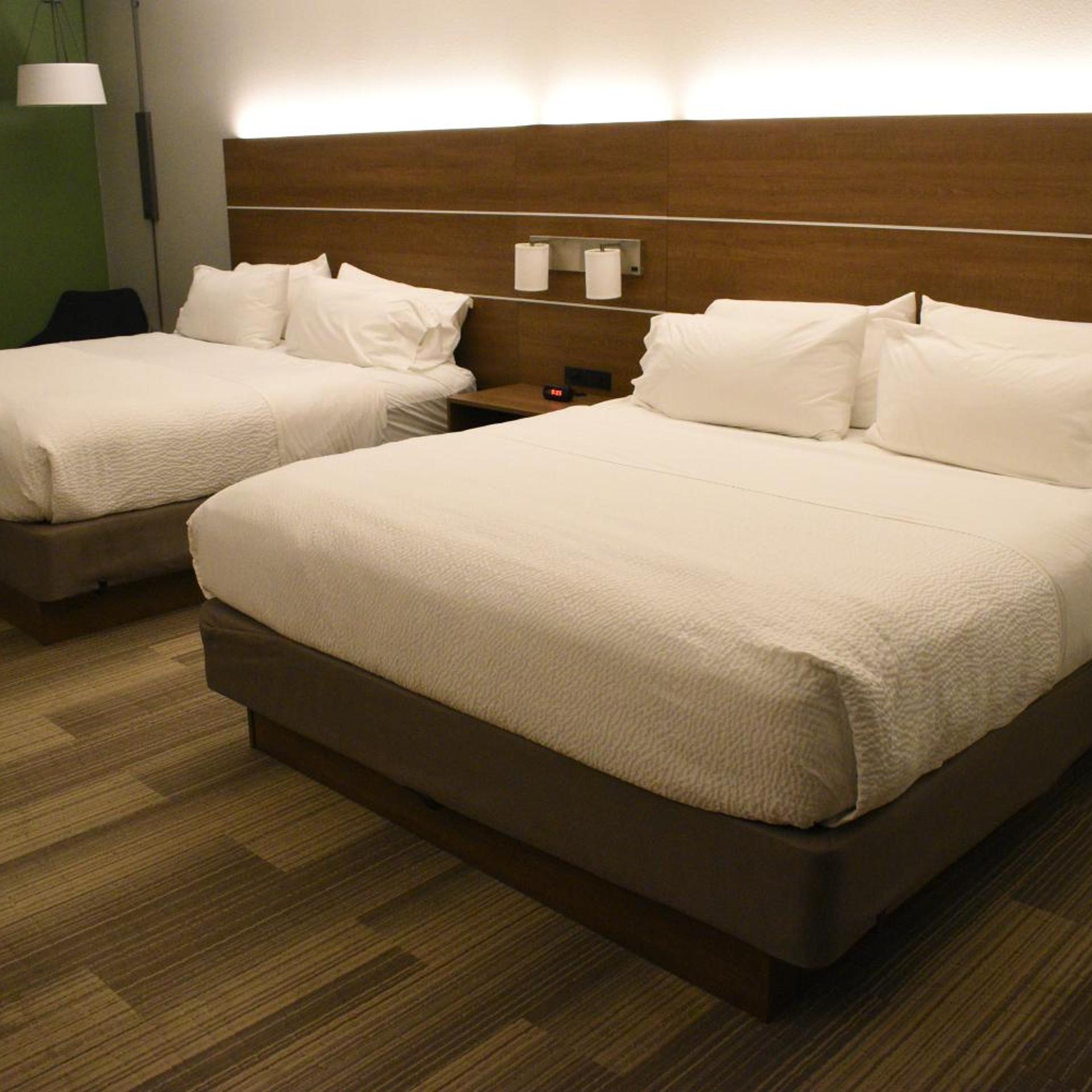 غرفة قياسية بسرير كينج وسريرين كينج، Holiday Inn Express and Suites Lincoln South 5/10