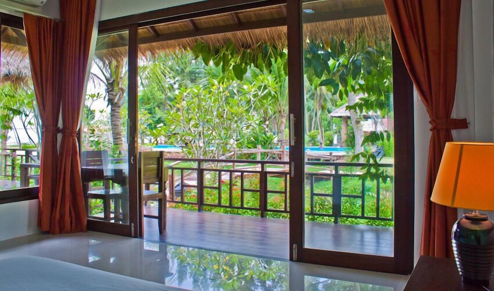 Nana Beach Hotel 45/80