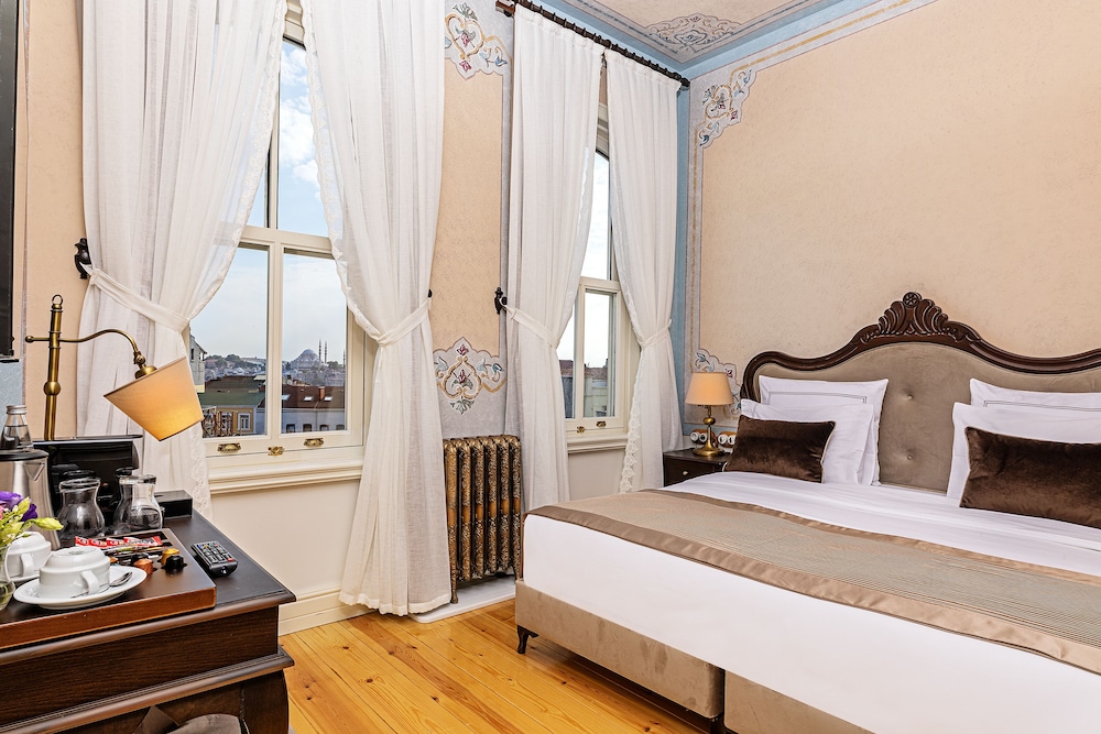 Superior, Suite, Murphy Bed, Queen Bed, City View, Meroddi Barnathan Hotel 3/4