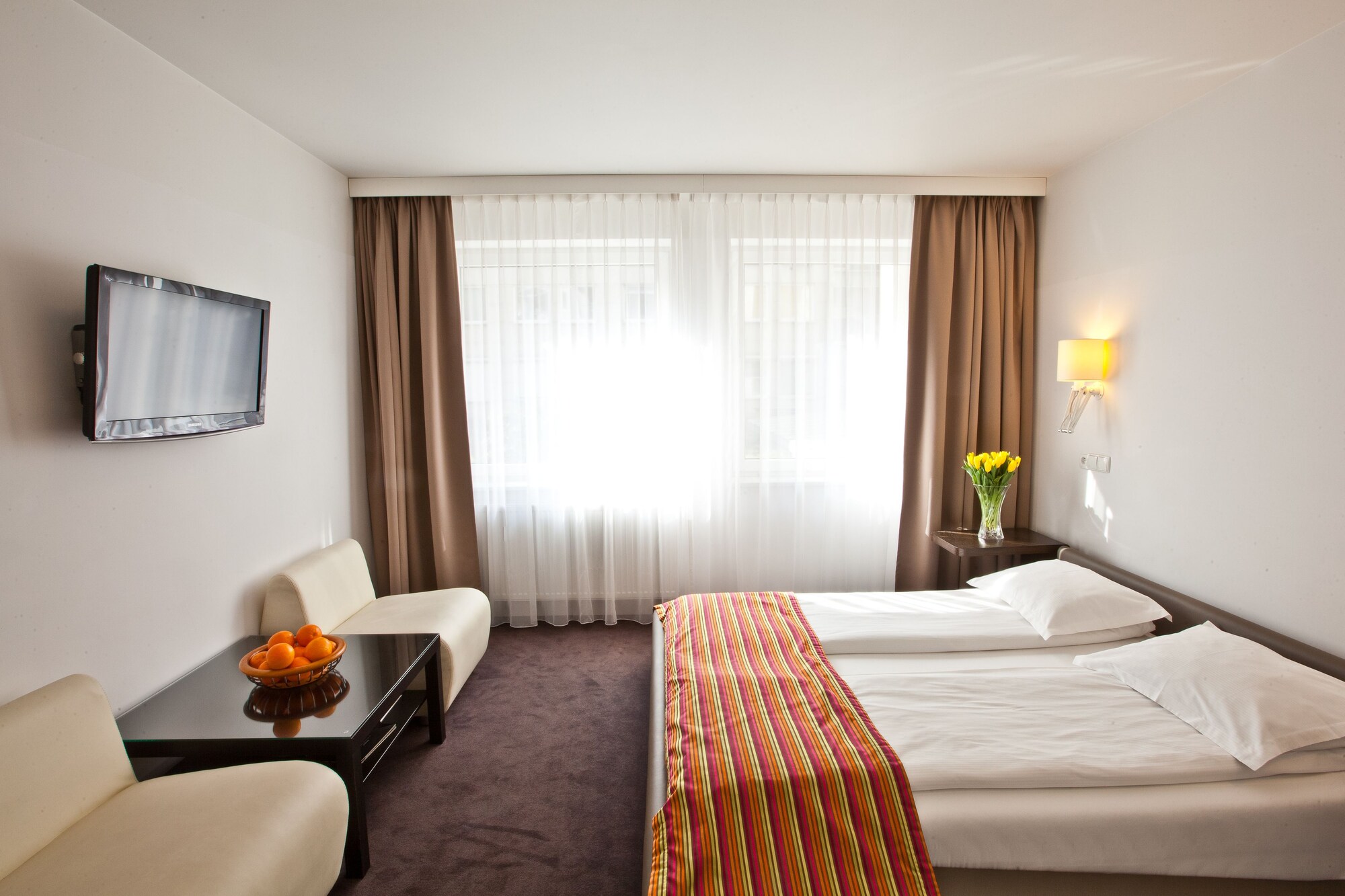 STANDARD, QUEEN BED