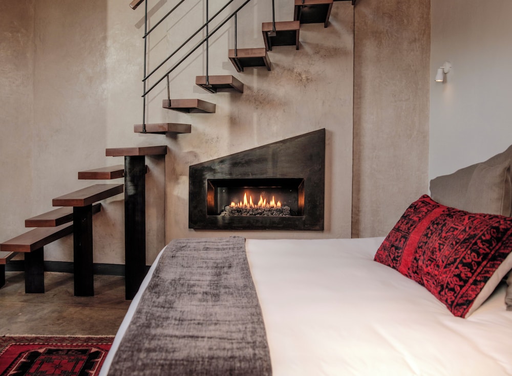 Loft, Queen Bed, Sofa, Art Building