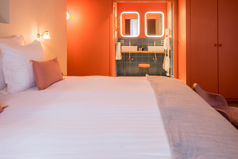 DELUXE, DOUBLE OR TWIN BED