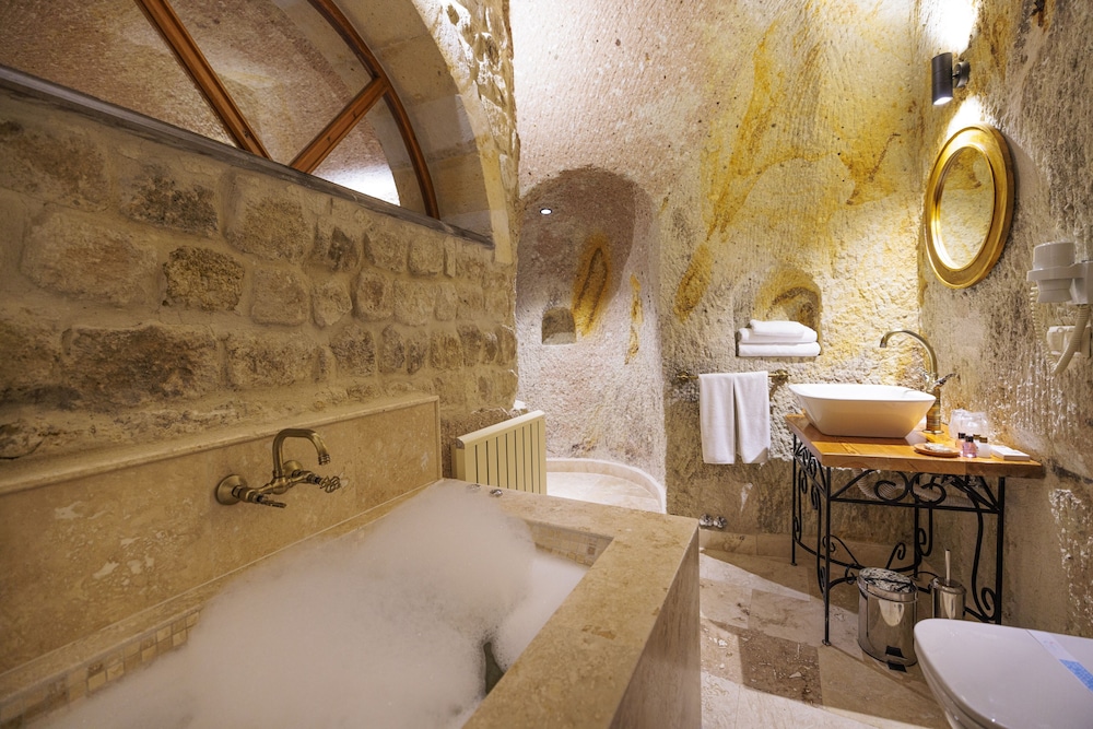 Canyon Cave Hotel 65/69