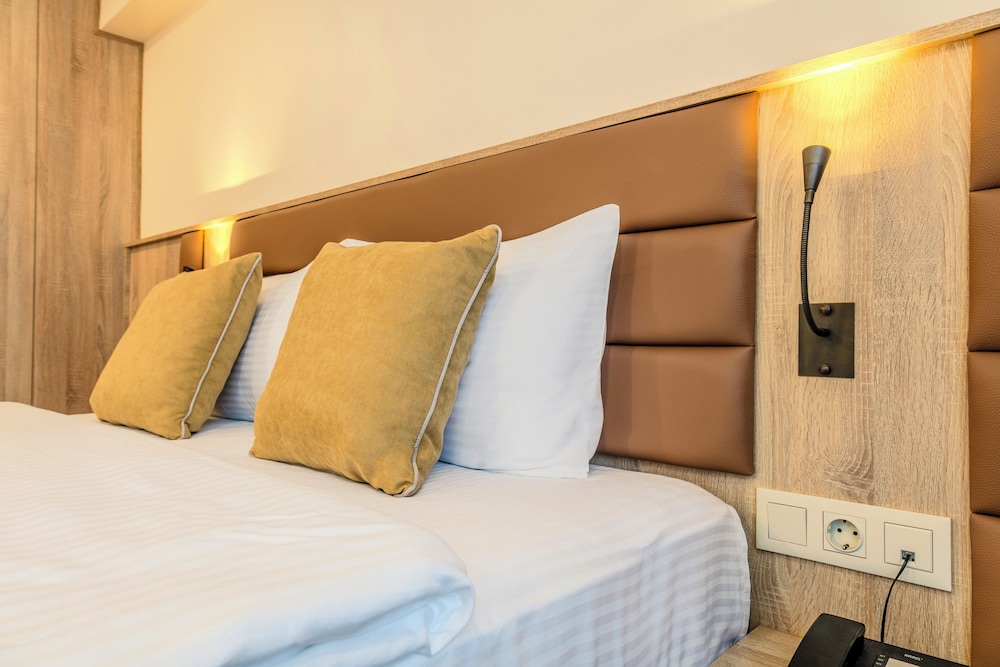 Roys Hotel & Suites 22/50