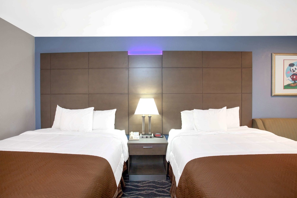 Travelodge Inn & Suites by Wyndham Anaheim on Disneyland Dr 20/31