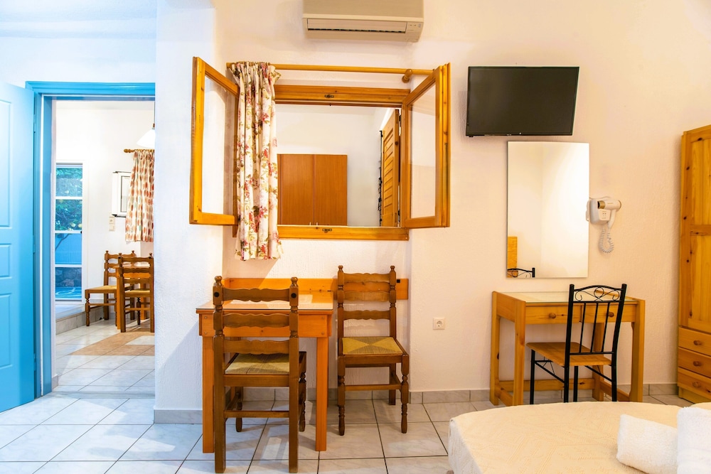 Kontaratos Studios & Apartments 30/50