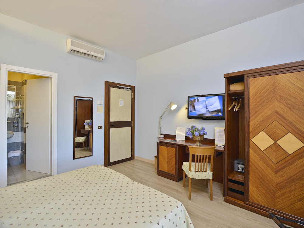 Cacciani Hotel 7/48