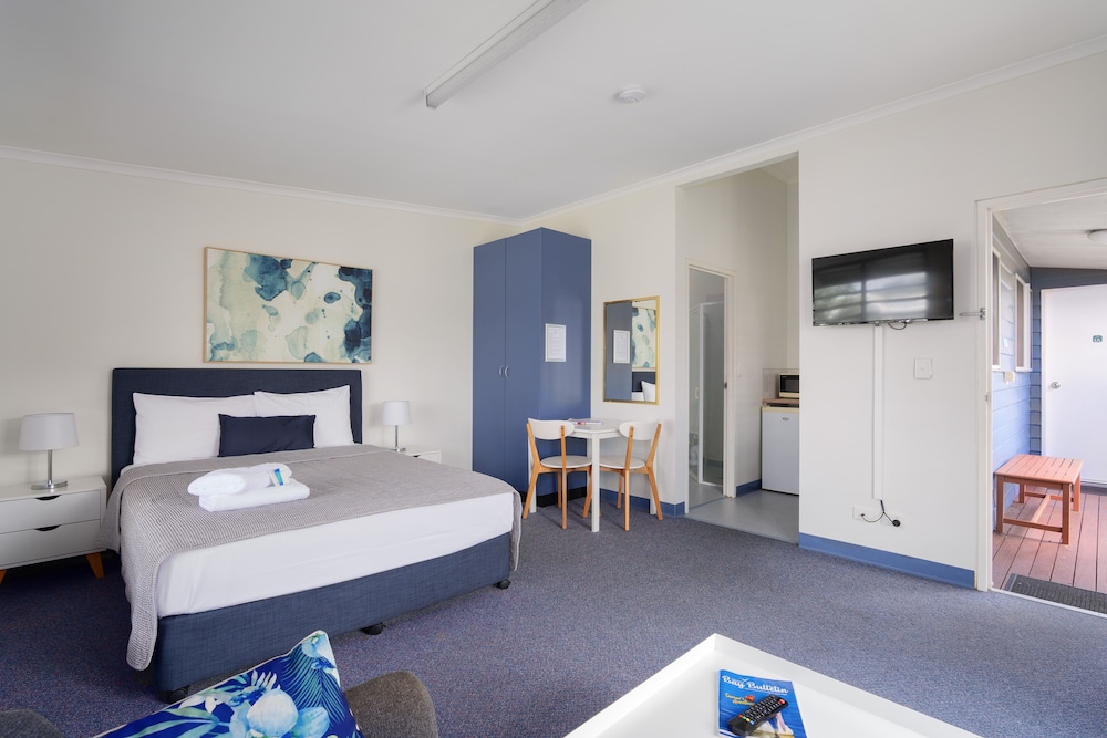 Tin Can Bay's Sleepy Lagoon Motel 8/42
