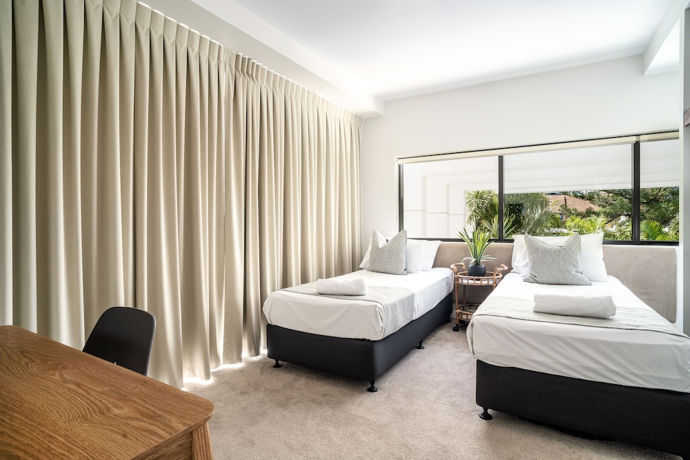 Ultra Broadbeach 24/72