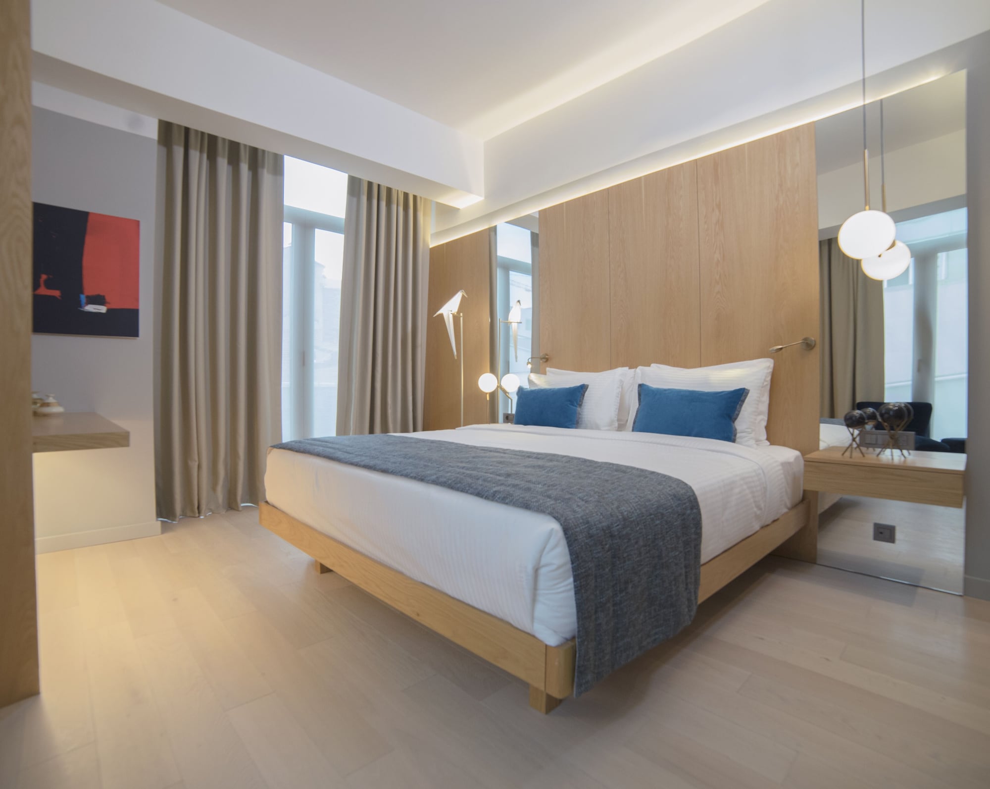 DELUXE, KING BED