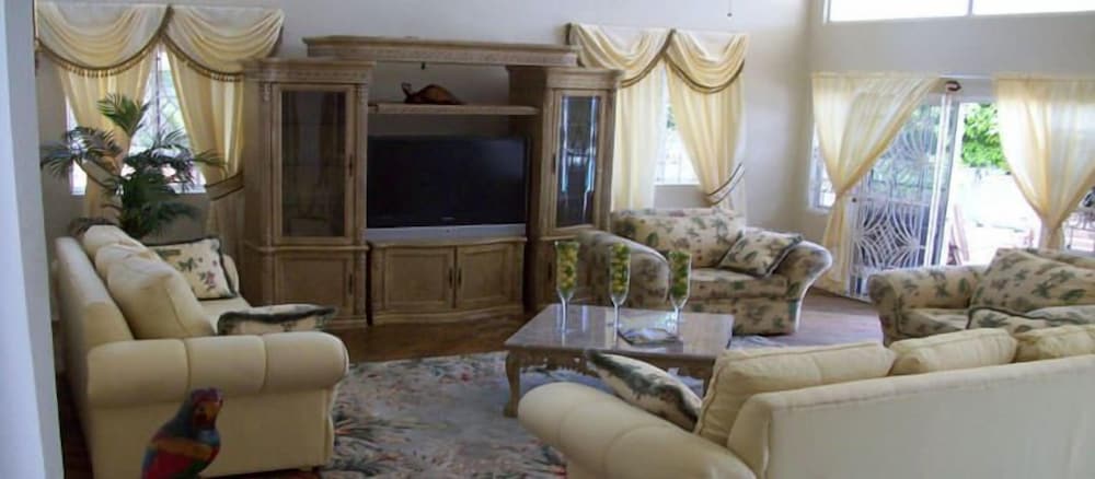 Celebrity Villa Jamaica 37/50