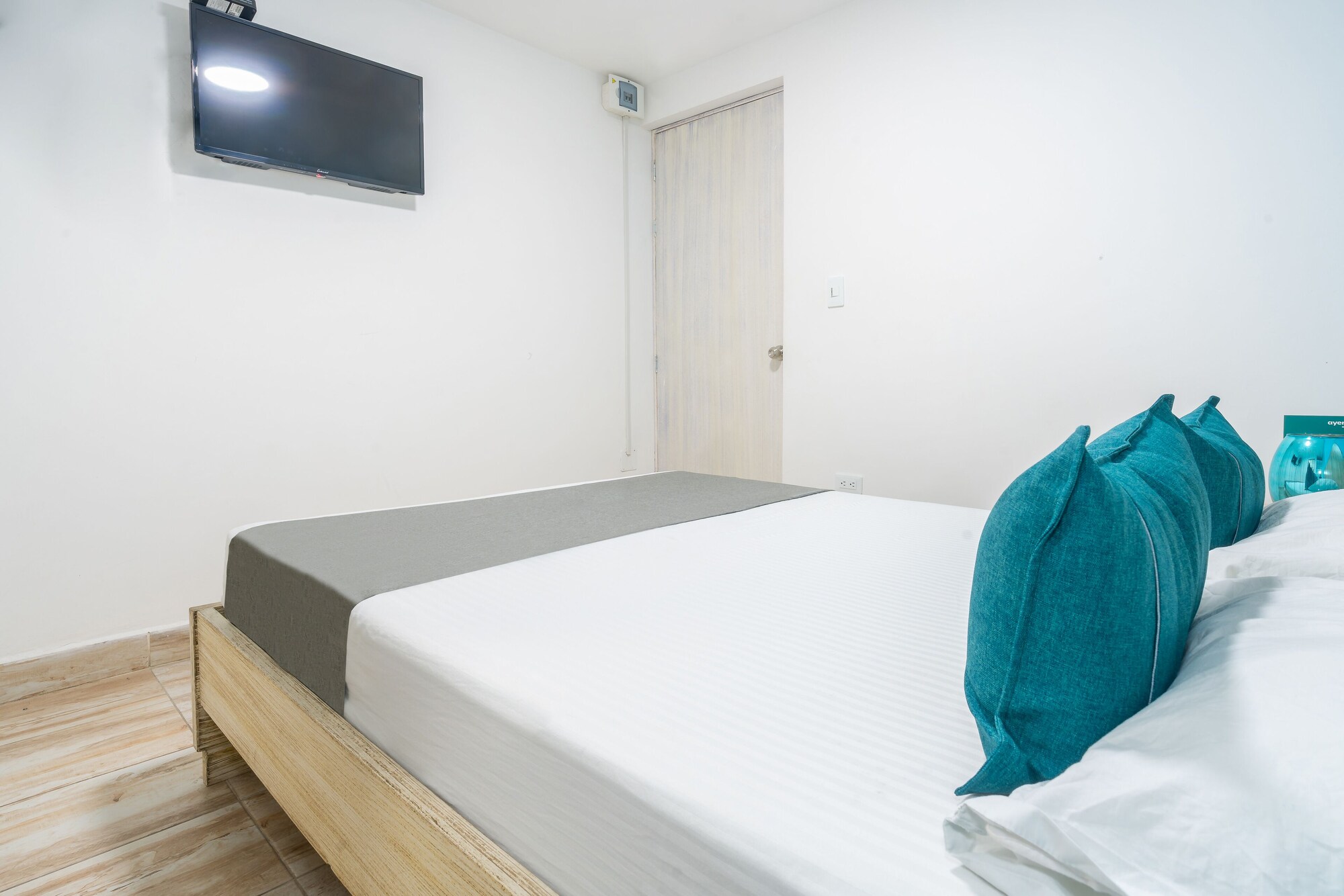 ROOM, DOUBLE BED