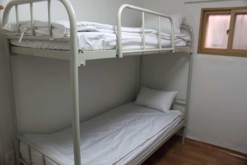 ROOM, TWIN BEDS