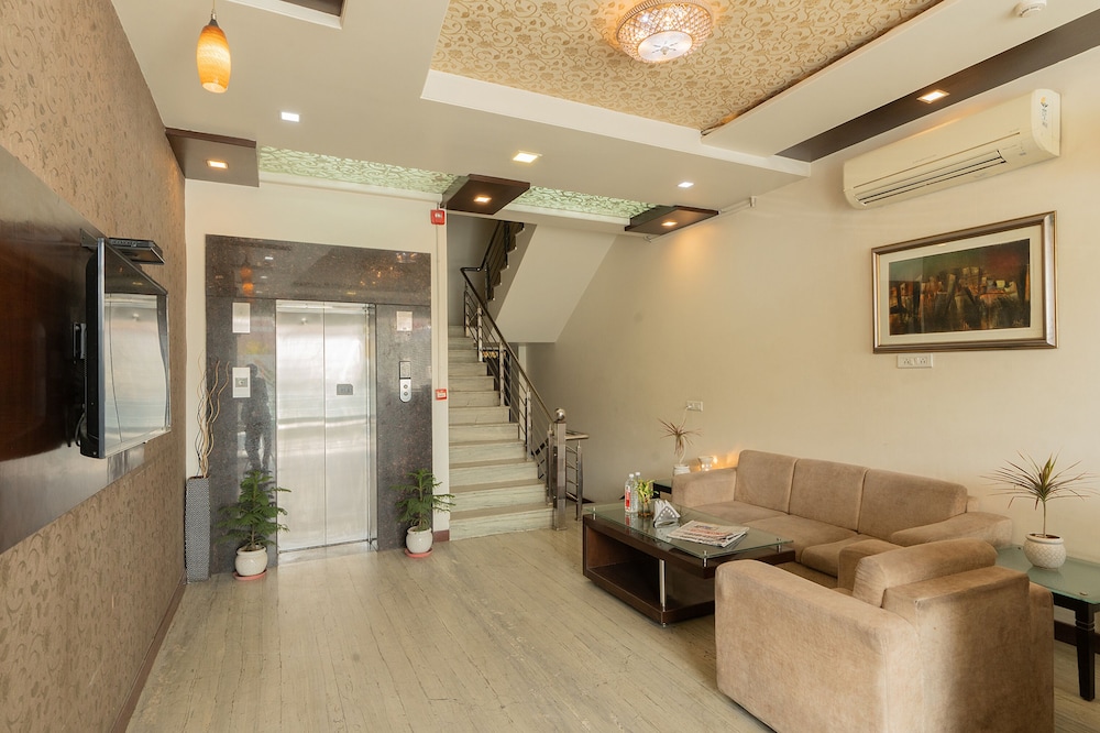 Fabhotel Signature Inn 36/50