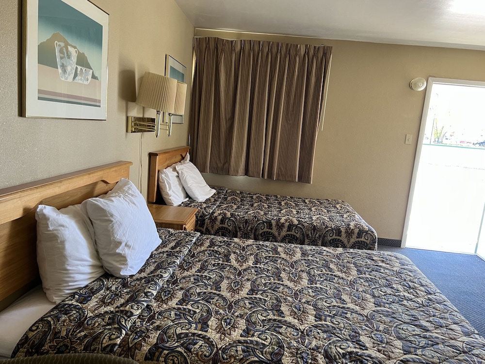 Silver Spur Motel 7/36