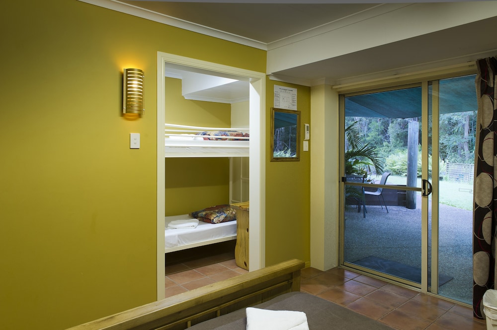 GLASS HOUSE MOUNTAINS ECOLODGE 9/34