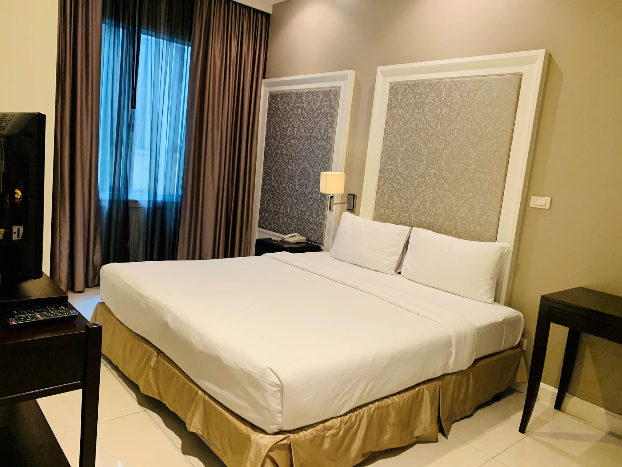 DELUXE, DOUBLE BED, POOL VIEW