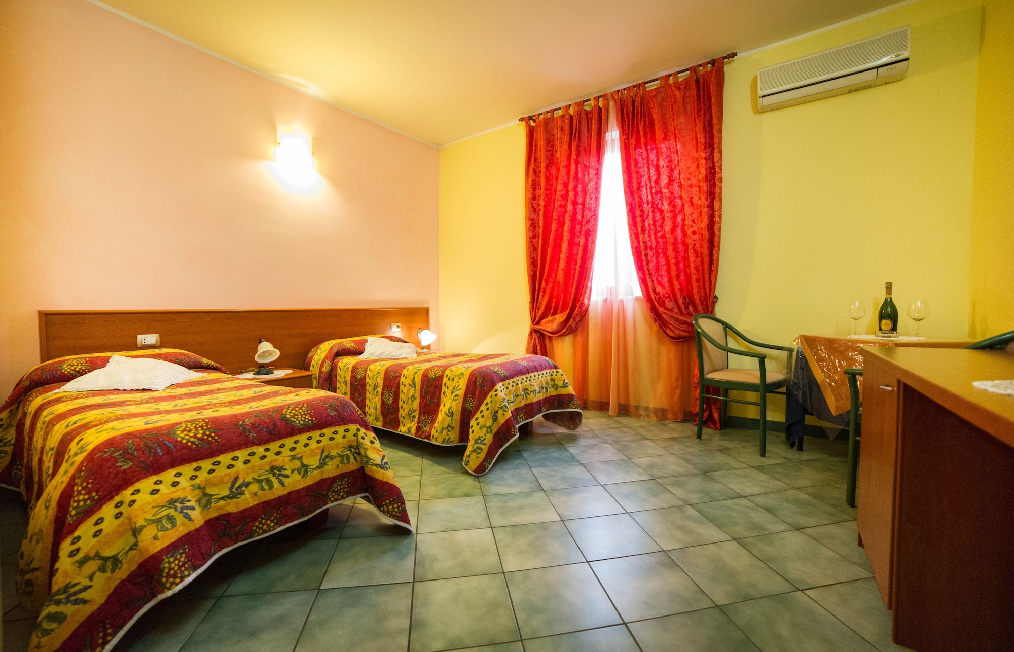 ROOM, DOUBLE BED