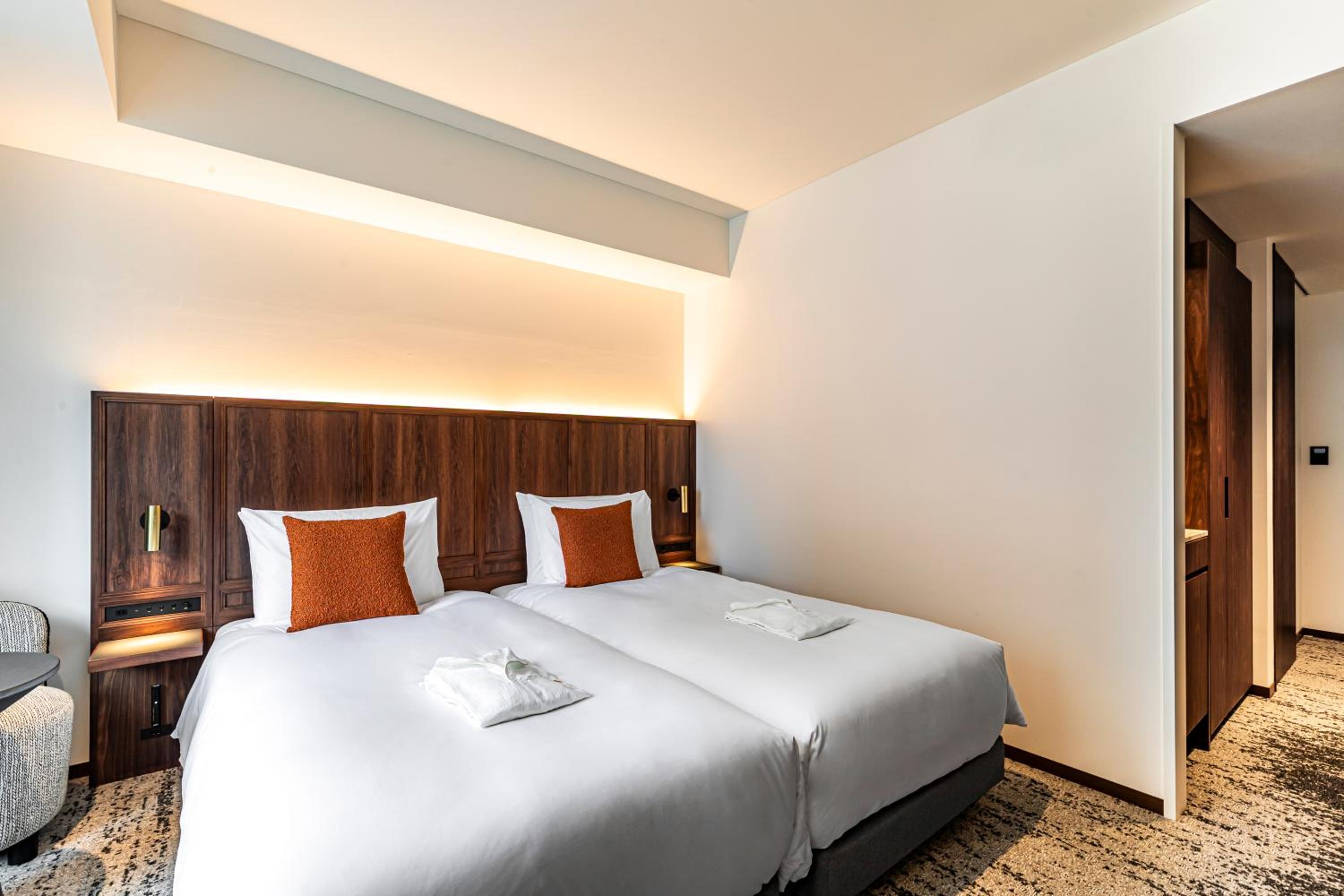 Hollywood, Standard, Twin Beds