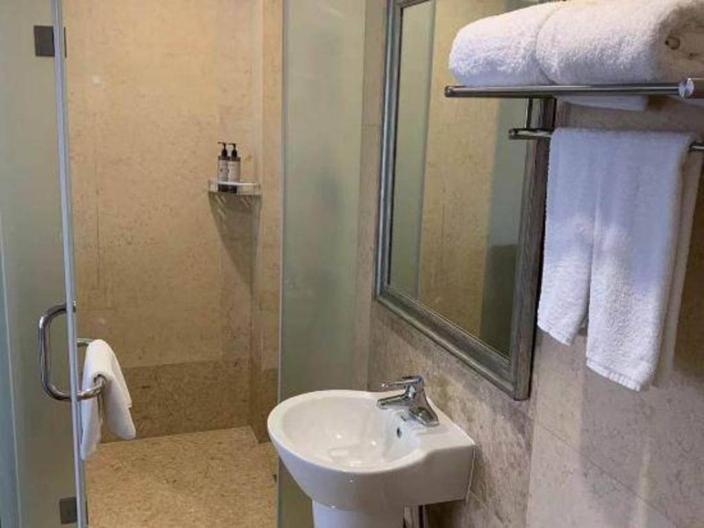 Rezen Kingtown Hotel (Chongqing Liangjiang New District) 54/58
